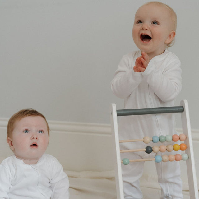 How do babies bond?